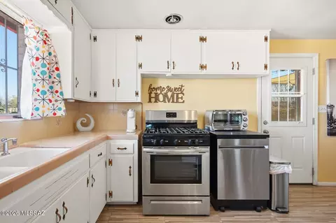 Kitchen - 336 E 24th St, Tucson, AZ 85713 photo 3 of 4