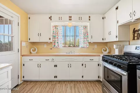 Kitchen - 336 E 24th St, Tucson, AZ 85713 photo 2 of 4