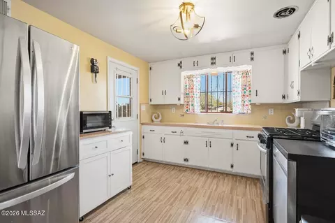 Kitchen - 336 E 24th St, Tucson, AZ 85713 photo 1 of 4