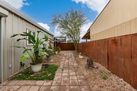 Exterior - 1025 E 28th St, Tucson, AZ 85713 photo 5 of 12