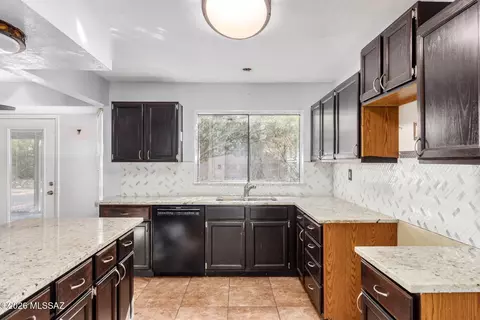 Kitchen - 5331 W Eaglestone Loop, Tucson, AZ 85742 photo 1 of 3
