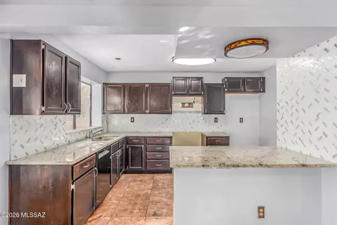 Kitchen - 5331 W Eaglestone Loop, Tucson, AZ 85742 photo 3 of 3