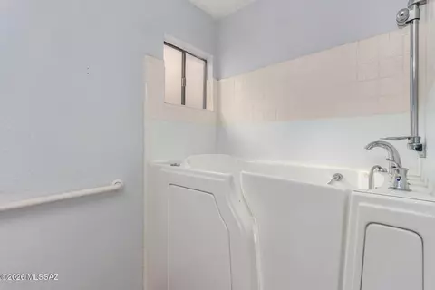 Bath - 5331 W Eaglestone Loop, Tucson, AZ 85742 photo 2 of 3