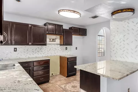 Kitchen - 5331 W Eaglestone Loop, Tucson, AZ 85742 photo 2 of 3