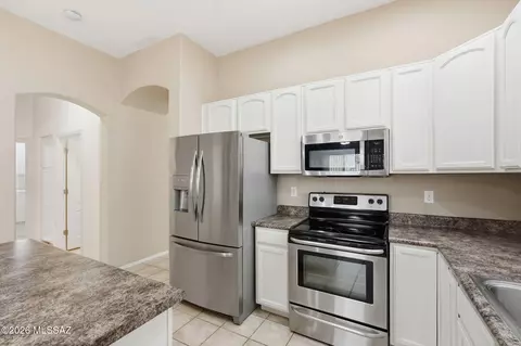 Kitchen - 12549 E Red Canyon Pl, Vail, AZ 85641 photo 3 of 5