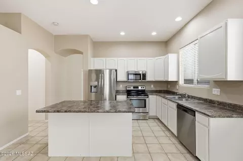 Kitchen - 12549 E Red Canyon Pl, Vail, AZ 85641 photo 2 of 5