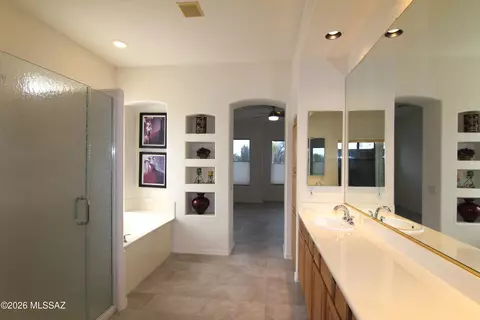 Bath - 2177 N Split Rock Pl, Tucson, AZ 85749 photo 2 of 4