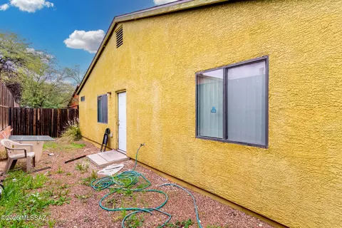Exterior - 433 E Geronimo Bluff Loop, Tucson, AZ 85705 photo 7 of 8