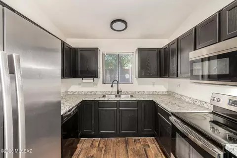 Kitchen - 433 E Geronimo Bluff Loop, Tucson, AZ 85705 photo 1 of 5