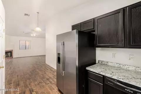 Kitchen - 433 E Geronimo Bluff Loop, Tucson, AZ 85705 photo 5 of 5