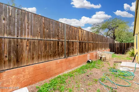 Exterior - 433 E Geronimo Bluff Loop, Tucson, AZ 85705 photo 8 of 8