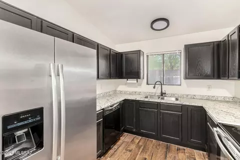 Kitchen - 433 E Geronimo Bluff Loop, Tucson, AZ 85705 photo 2 of 5