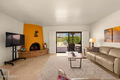 Living - 6441 Via Algardi, Tucson, AZ 85750 photo 2 of 4