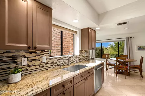Kitchen - 6441 Via Algardi, Tucson, AZ 85750 photo 4 of 5
