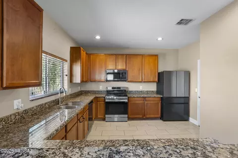 Kitchen - 511 E Sterling Canyon Dr, Vail, AZ 85641 photo 3 of 4