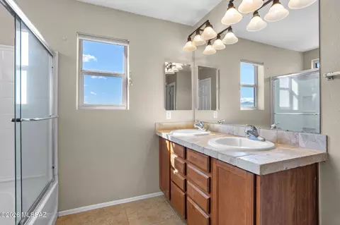 Bath - 511 E Sterling Canyon Dr, Vail, AZ 85641 photo 2 of 4