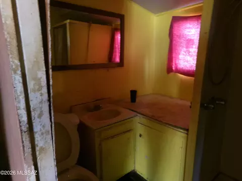 Bath - 418 S Curtis Ave, Willcox, AZ 85643 photo 2 of 4