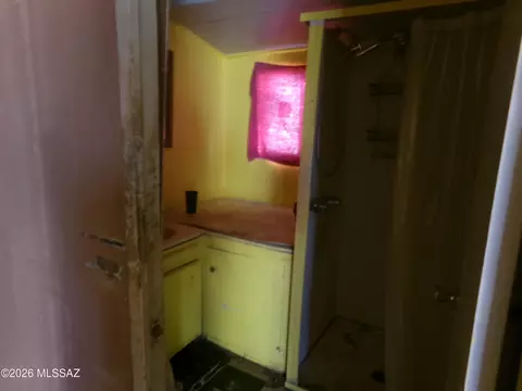 Bath - 418 S Curtis Ave, Willcox, AZ 85643 photo 1 of 4