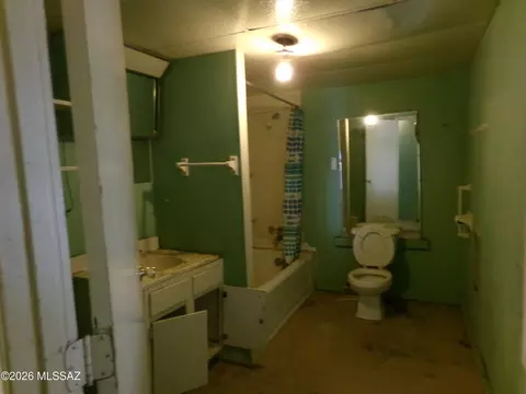 Bath - 418 S Curtis Ave, Willcox, AZ 85643 photo 4 of 4