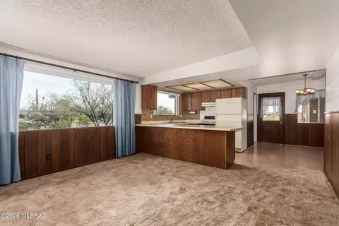 Living - 9421 E Indio Pl, Tucson, AZ 85749 photo 2 of 3