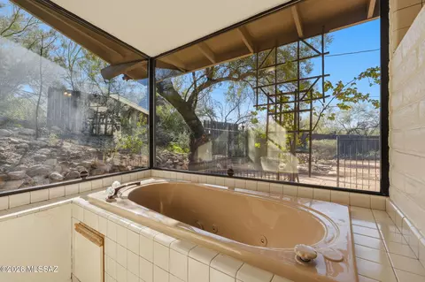 Bath - 610 E Cambridge Dr, Tucson, AZ 85704 photo 3 of 5