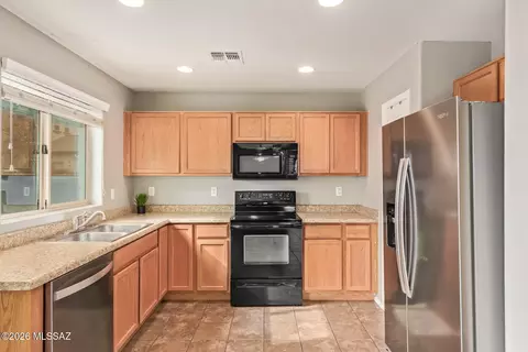 Kitchen - 5753 S Ladyslipper Pl, Tucson, AZ 85747 photo 3 of 3