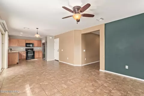 Living - 5753 S Ladyslipper Pl, Tucson, AZ 85747 photo 2 of 4