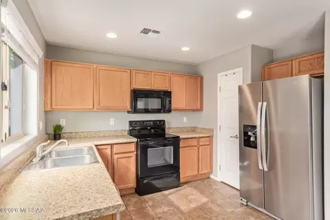 Kitchen - 5753 S Ladyslipper Pl, Tucson, AZ 85747 photo 2 of 3