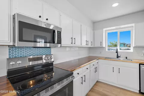 Kitchen - 487 E Patrick Dr, Benson, AZ 85602 photo 4 of 6