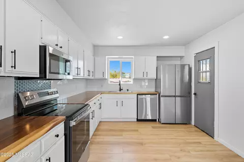 Kitchen - 487 E Patrick Dr, Benson, AZ 85602 photo 2 of 6