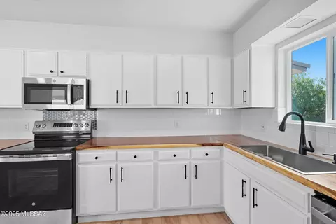 Kitchen - 487 E Patrick Dr, Benson, AZ 85602 photo 5 of 6