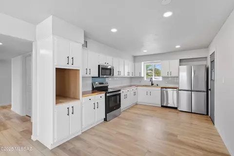 Kitchen - 487 E Patrick Dr, Benson, AZ 85602 photo 1 of 6