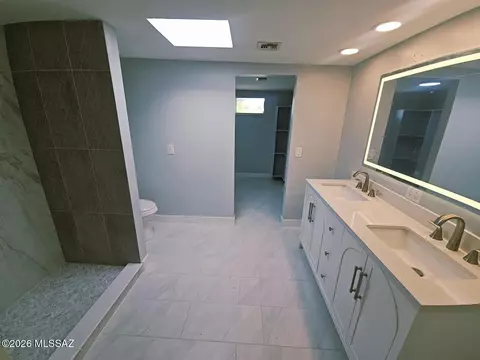 Bath - 7909 E Beverly St, Tucson, AZ 85710 photo 1 of 5