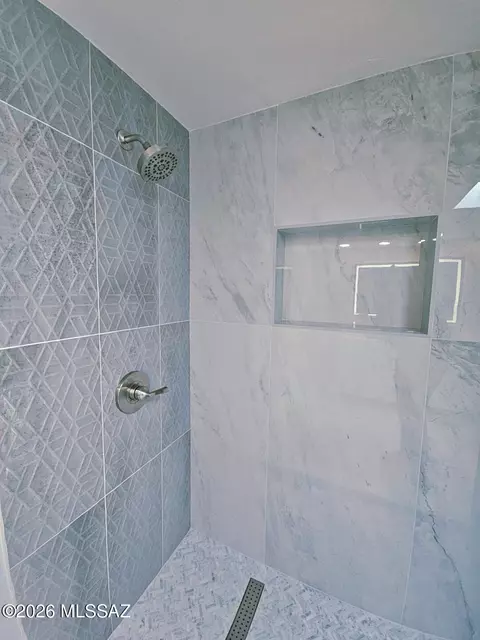 Bath - 7909 E Beverly St, Tucson, AZ 85710 photo 2 of 5