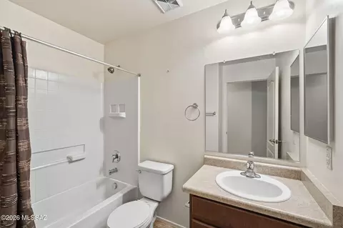 Bath - 61003 E Forelock Pl, Saddlebrooke, AZ 85739 photo 2 of 2