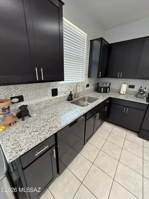 Kitchen - 21380 E Treasure Rd, Red Rock, AZ 85145 photo 3 of 5