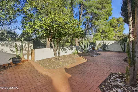 7105 E Chorro Cir, Tucson, AZ 85715