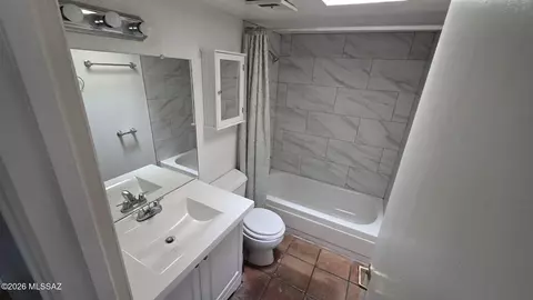 Bath - 3021 W Vande Loo St, Tucson, AZ 85746 photo 2 of 4