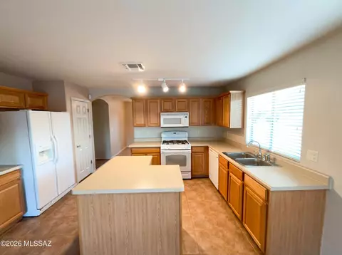 Kitchen - 9986 E Apache Rain Dr, Tucson, AZ 85748 photo 2 of 3