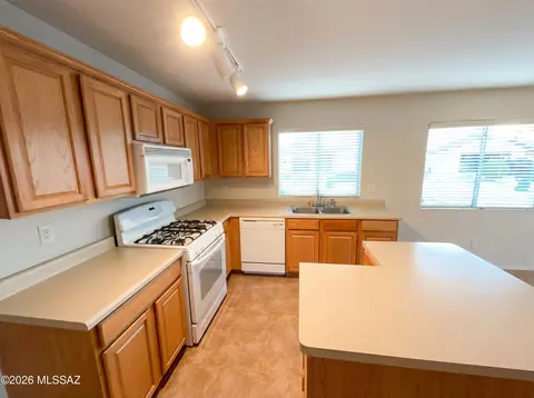 Kitchen - 9986 E Apache Rain Dr, Tucson, AZ 85748 photo 1 of 3
