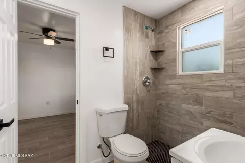 Bath - 1132 E 27th St, Tucson, AZ 85713 photo 3 of 3