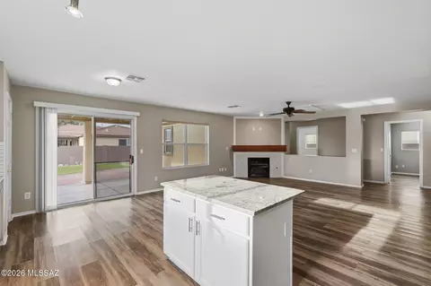 Living - 13653 E Oxmoor Valley Dr, Vail, AZ 85641 photo 8 of 10