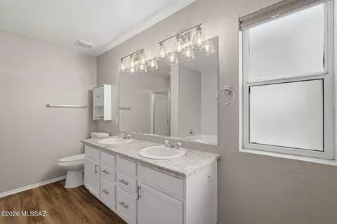 Bath - 13653 E Oxmoor Valley Dr, Vail, AZ 85641 photo 1 of 4