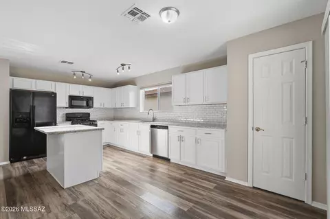 Kitchen - 13653 E Oxmoor Valley Dr, Vail, AZ 85641 photo 1 of 3