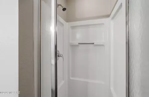Bath - 13653 E Oxmoor Valley Dr, Vail, AZ 85641 photo 3 of 4