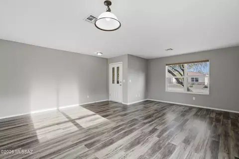 Living - 13653 E Oxmoor Valley Dr, Vail, AZ 85641 photo 2 of 10
