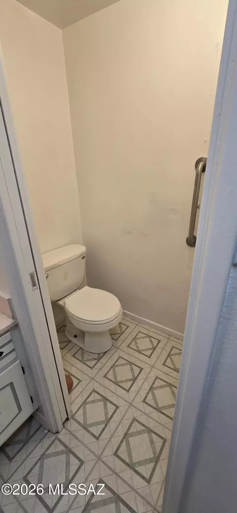 Bath - 1025 E Irene Cir, Pearce, AZ 85625 photo 2 of 4