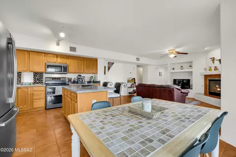 Kitchen - 578 E Wagon Bluff Dr, Tucson, AZ 85704 photo 4 of 5