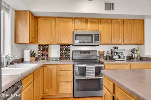 Kitchen - 578 E Wagon Bluff Dr, Tucson, AZ 85704 photo 3 of 5