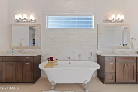Bath - 3610 E Andrada Rd, Vail, AZ 85641 photo 2 of 7